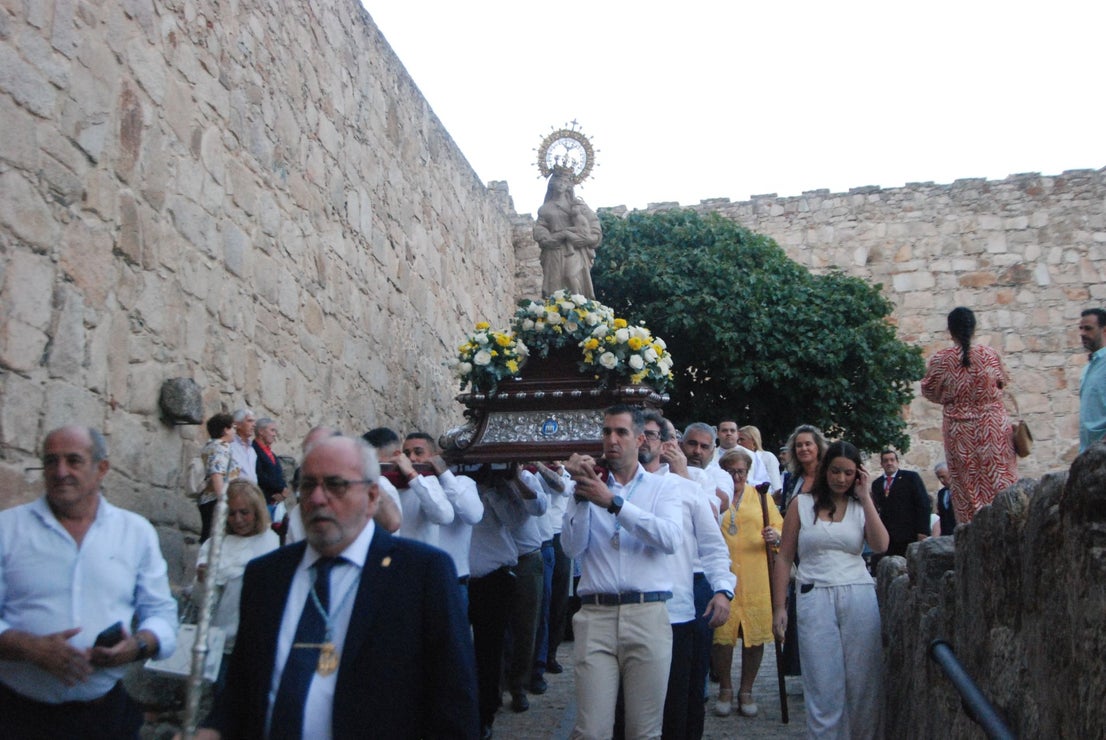 La Patrona llega a la iglesia de San Martín