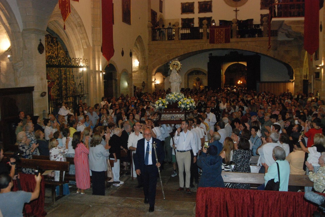 La Patrona llega a la iglesia de San Martín