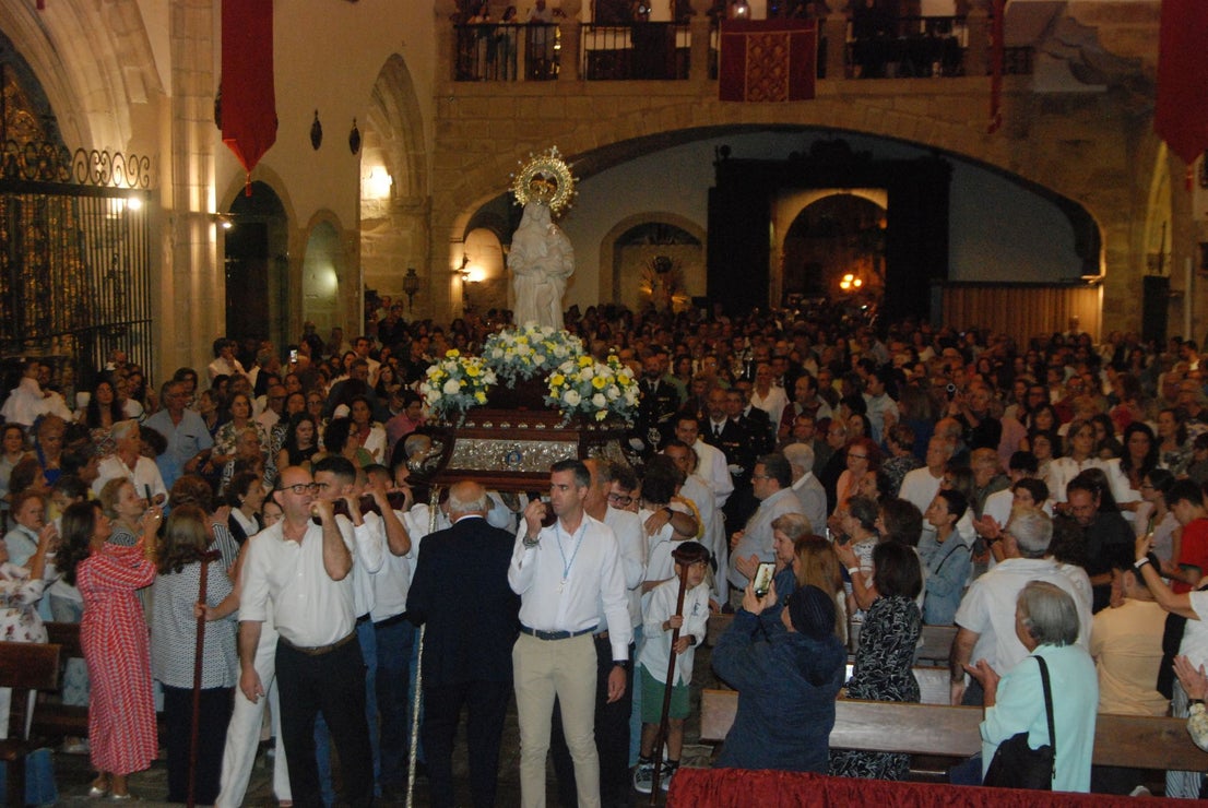 La Patrona llega a la iglesia de San Martín