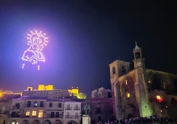 220 drones dibujan a la Virgen de la Victoria en el cielo