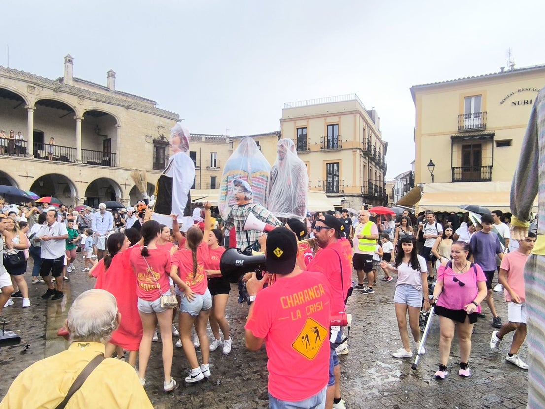 Los gigantes y cabezudos por las calles de la ciudad