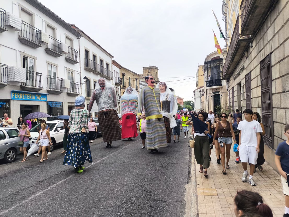 Los gigantes y cabezudos por las calles de la ciudad