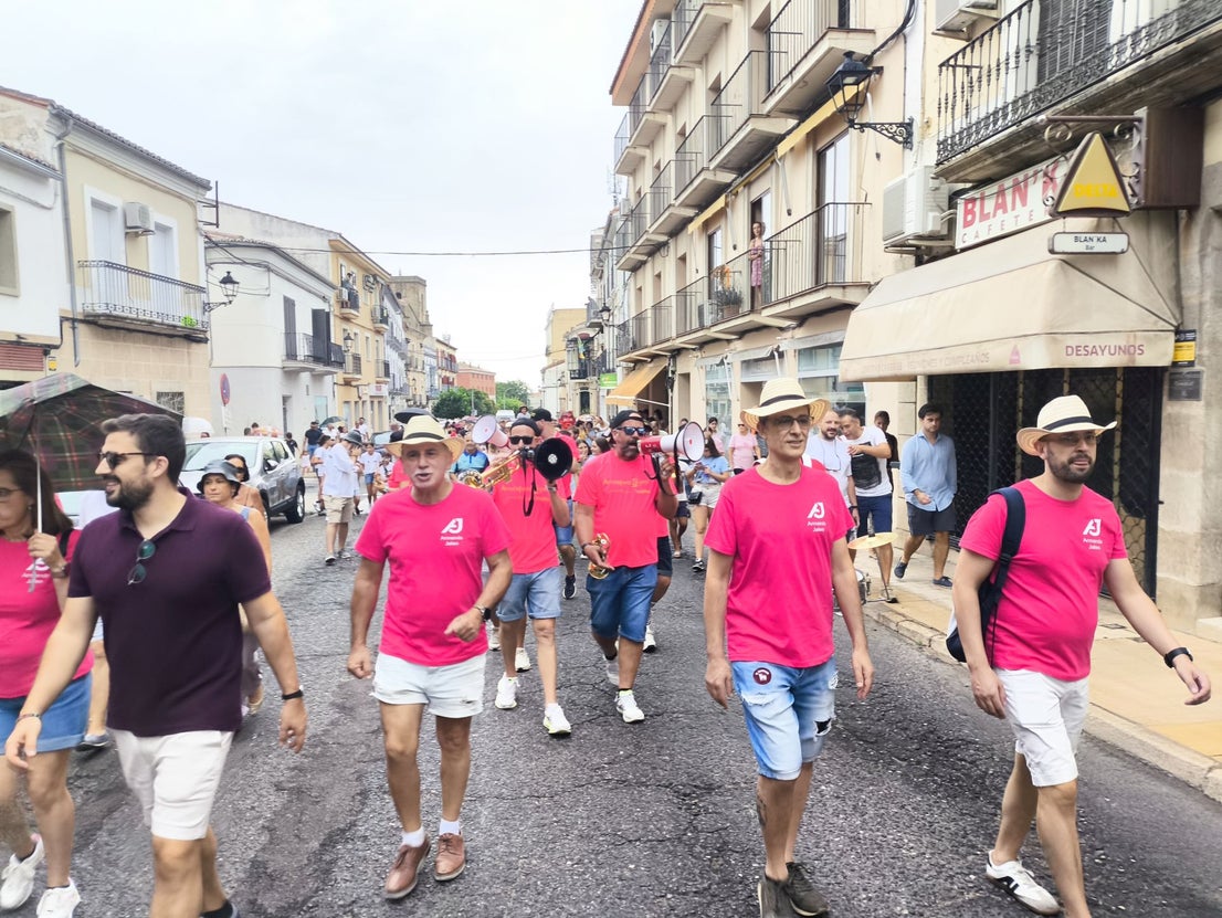 Los gigantes y cabezudos por las calles de la ciudad