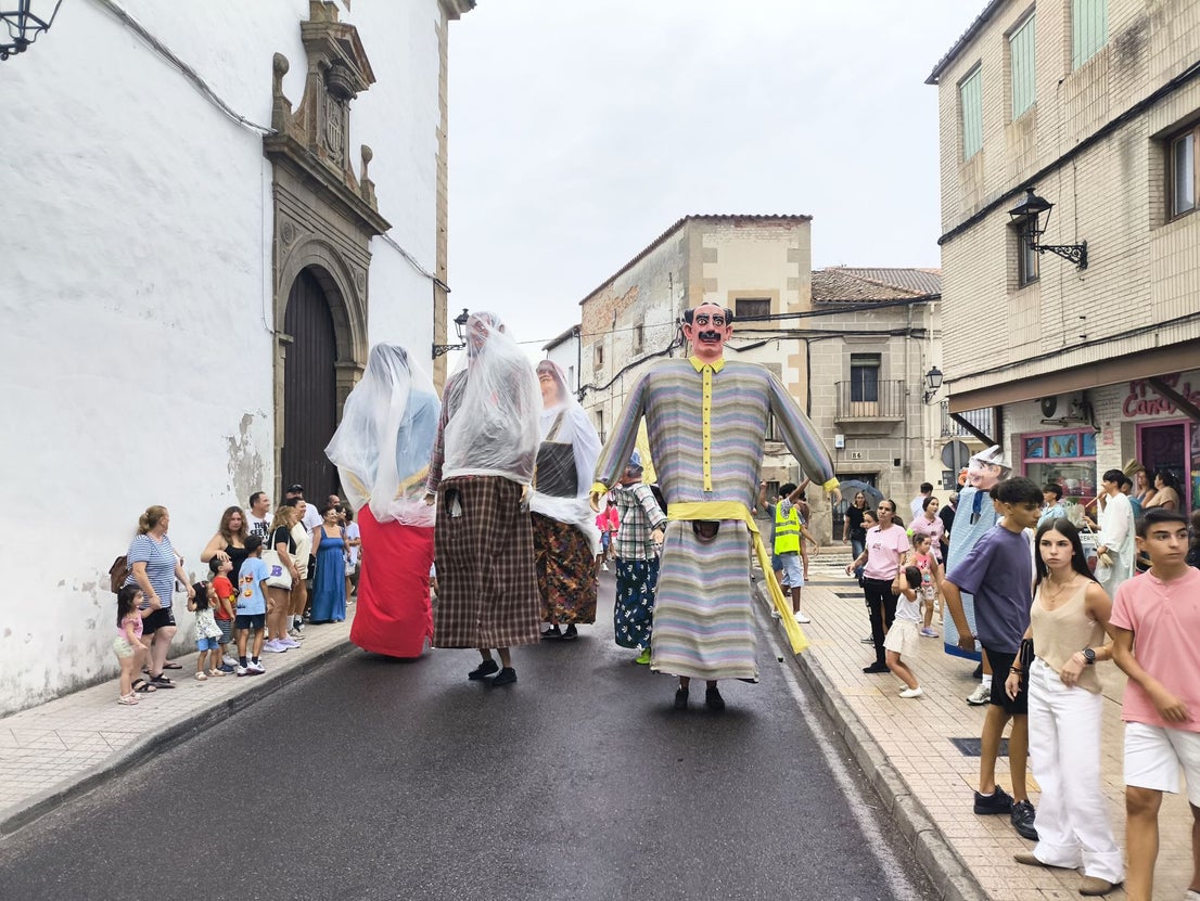 Los gigantes y cabezudos por las calles de la ciudad
