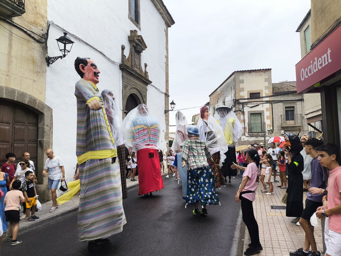 Los gigantes y cabezudos por las calles de la ciudad