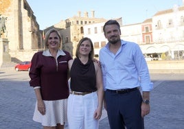 Rosa Álvarez escoltada por Elena Manzano y Abel Bautista en la plaza Mayor