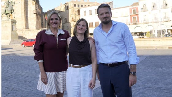 Rosa Álvarez escoltada por Elena Manzano y Abel Bautista en la plaza Mayor