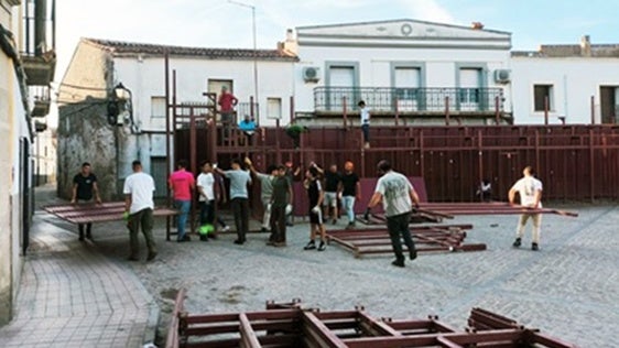 Trabajos en la instalación de la plaza de toros, hace unos días