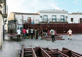 Trabajos en la instalación de la plaza de toros, hace unos días