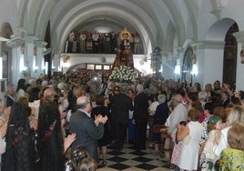 La entrada de la Patrona en la iglesia tras la procesión celebrada este domingo