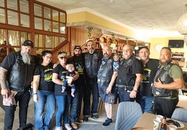 Participantes en una edición anterior, con Carlos Pablos, vicepresidente del colectivo.