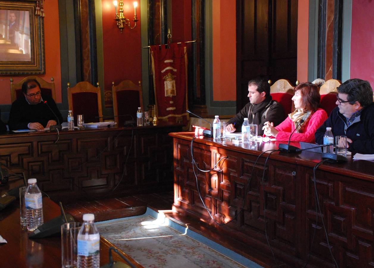 El alcalde responde a los partidos políticos de la oposición 