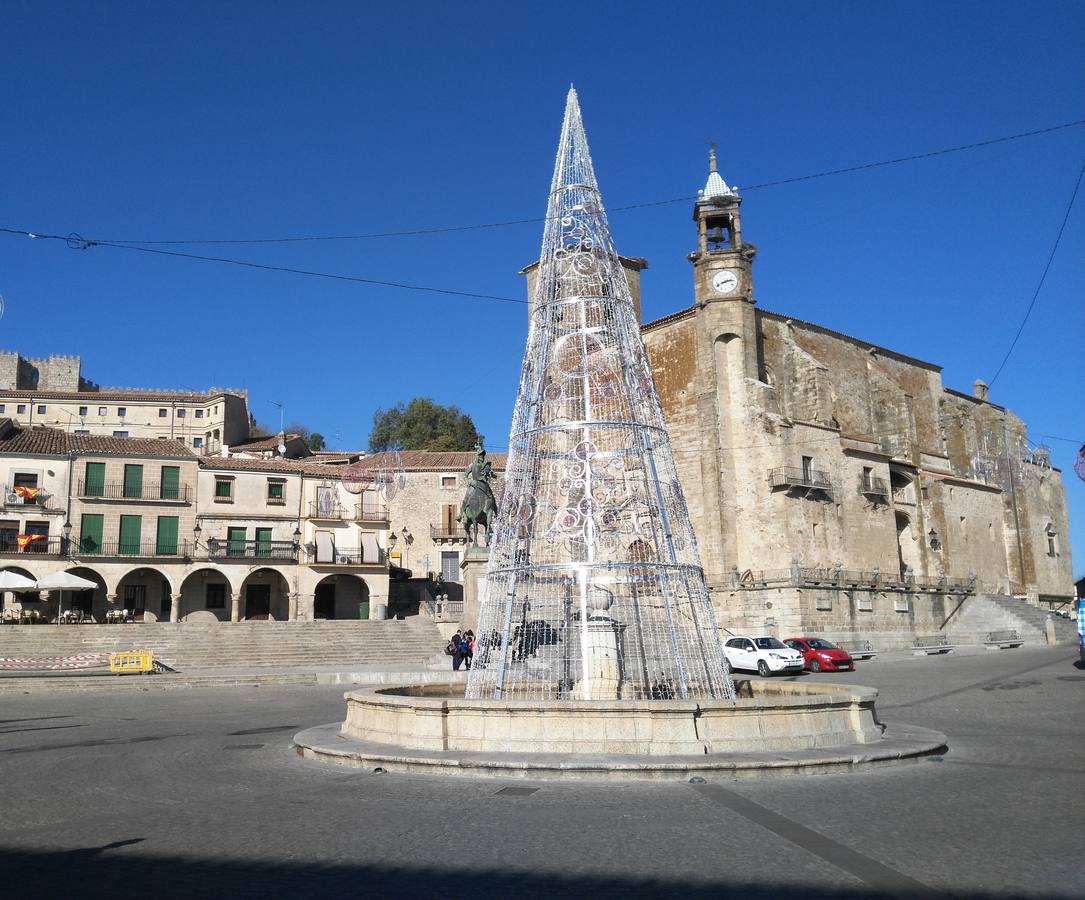 El árbol de Navidad situado en la plaza Mayor 