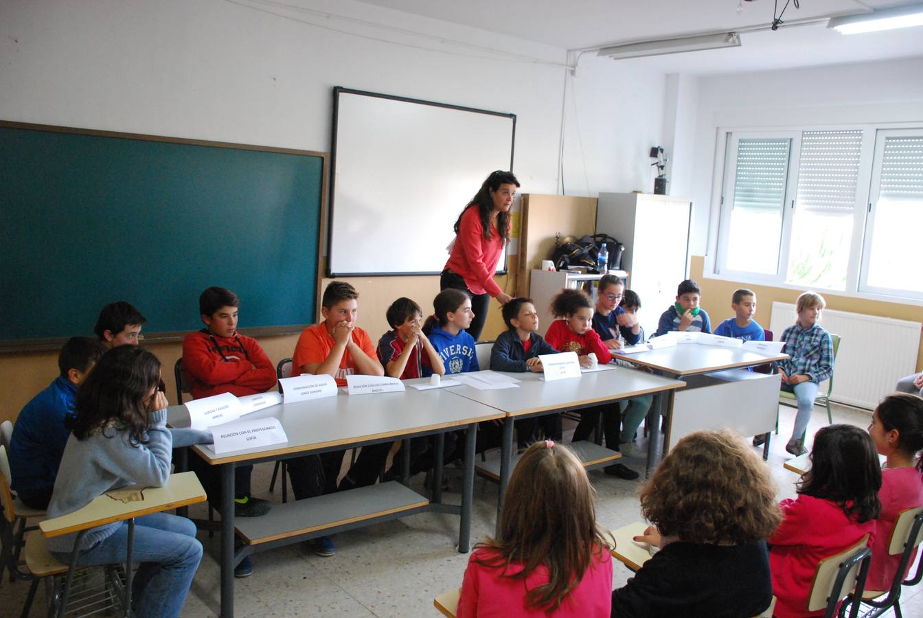El alcalde y los concejales con la profesora 