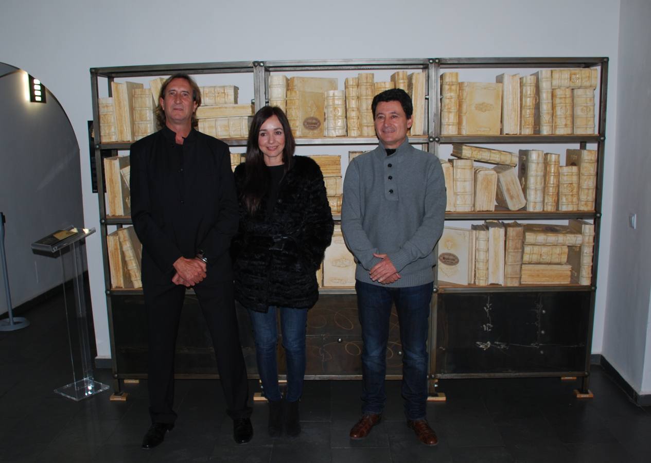 El artista, junto con el presidente de la institución y la presentadora del acto 