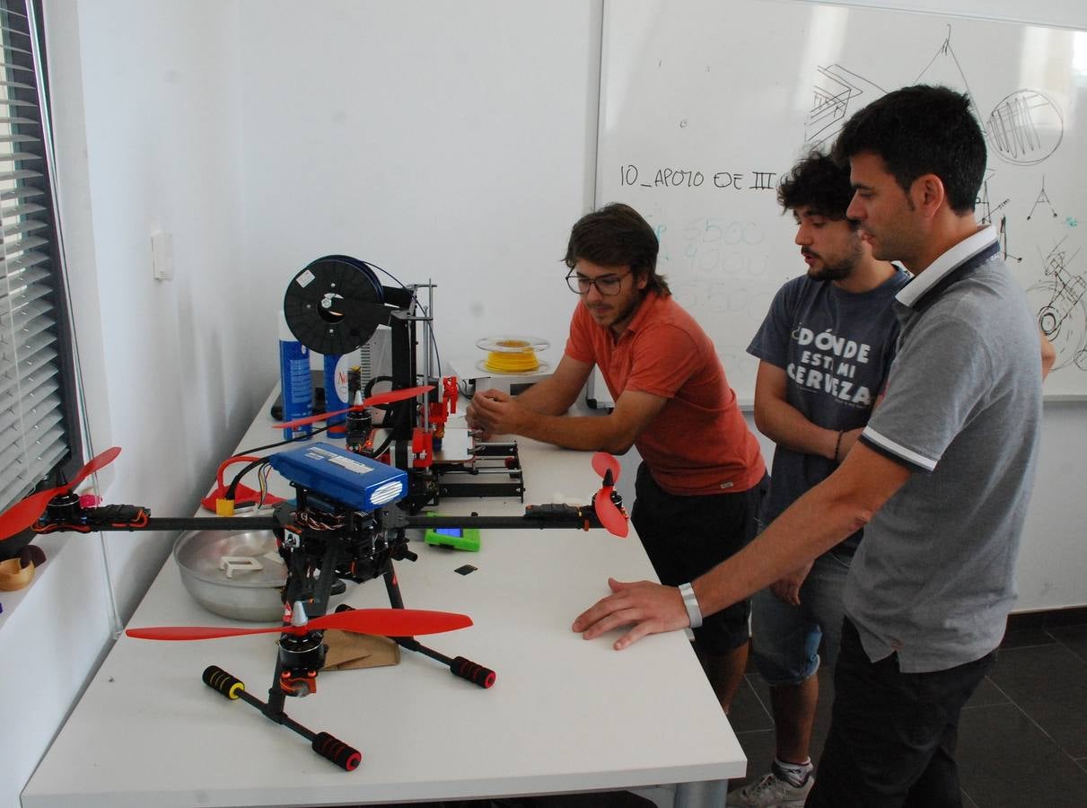 El director con emprendedores en el iNovo 