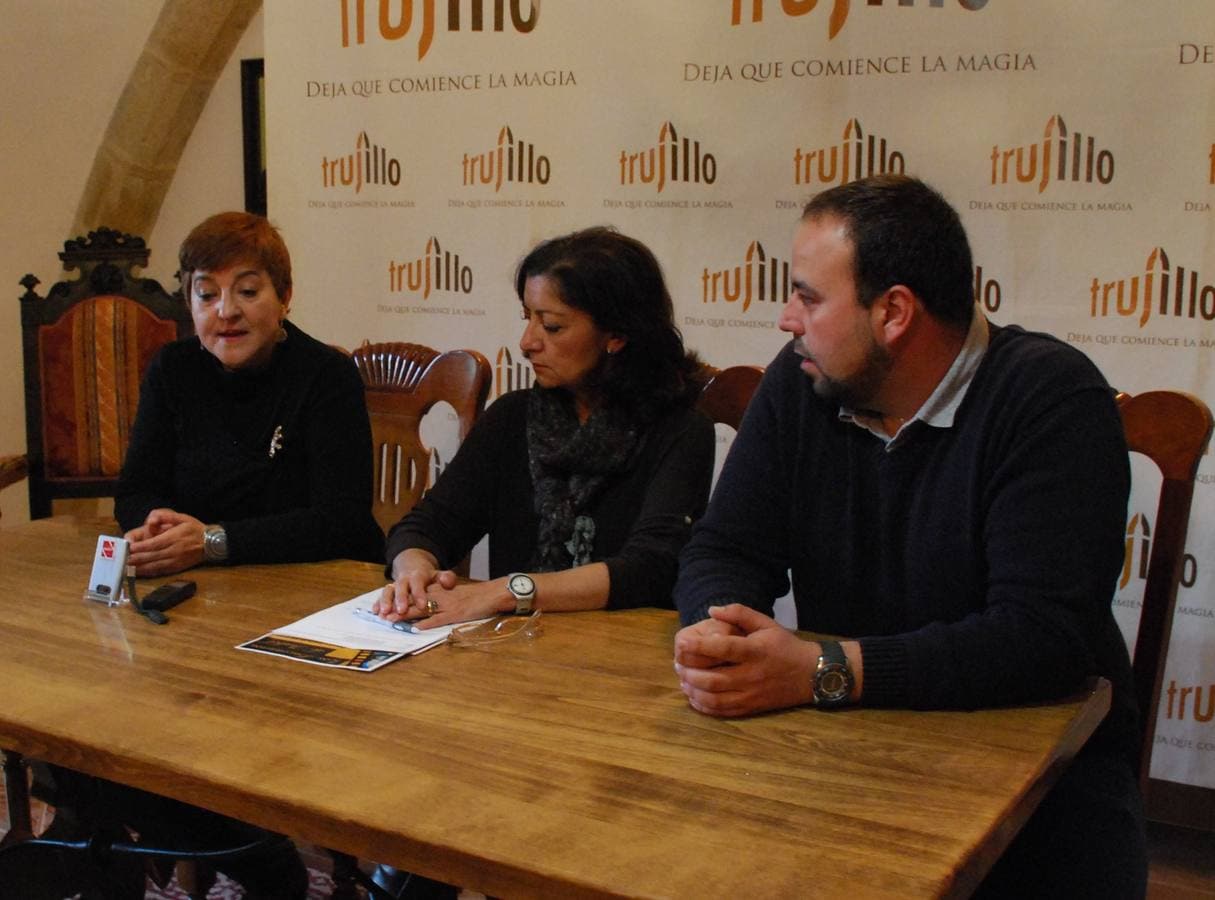 Montaña Granados, la concejala Consuelo Soriano y Ángel Sánchez, en la presentación de la actividad. 