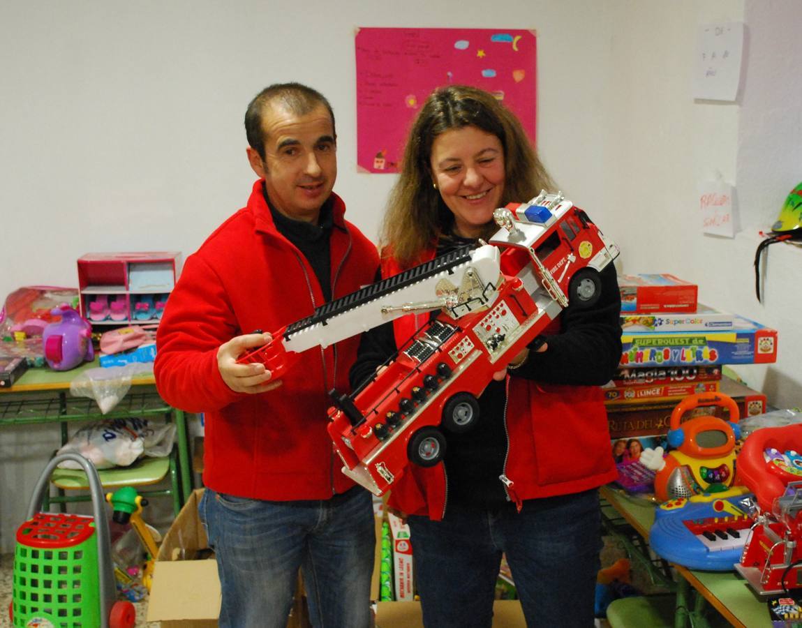 Susana Ramos junto a uno de los voluntarios de Cruz Roja JSP