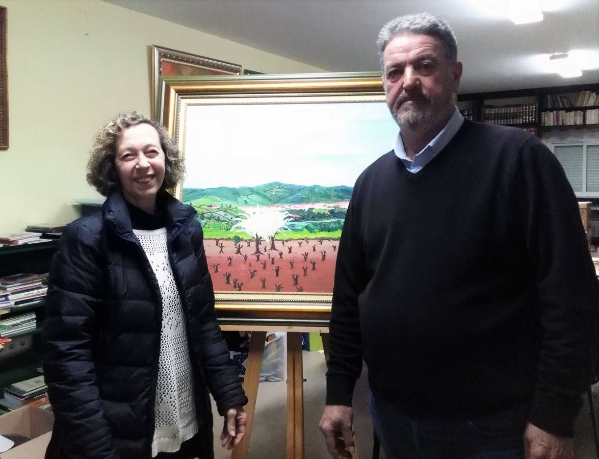 El artista junto a la presidenta de la asociación de amas de casa 