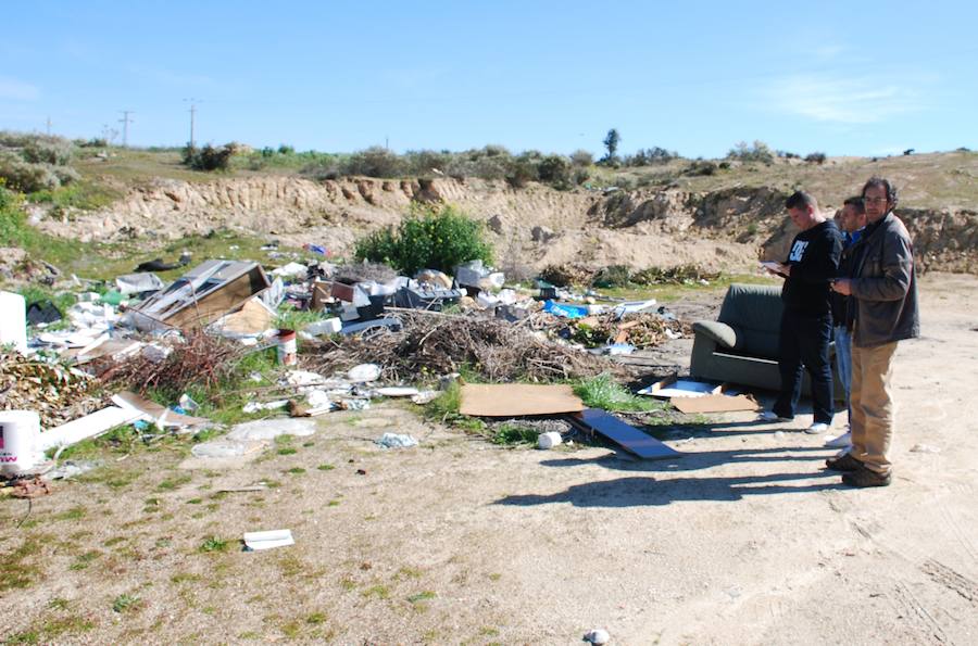 El edil y los técnicos municipales viendo uno de los vertidos incontrolados 