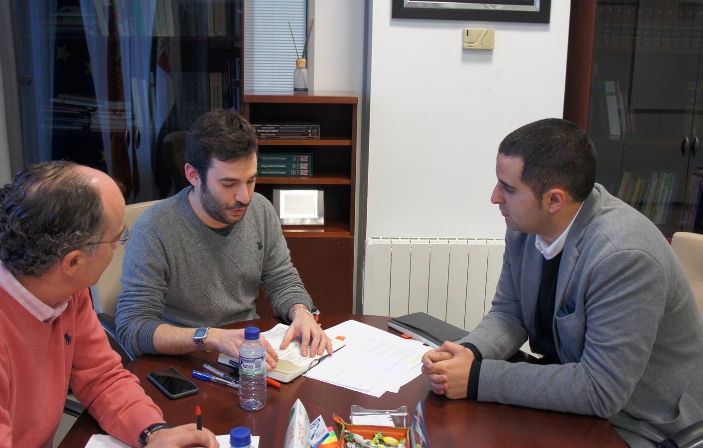 Rafael Rebollo junto al director del Instituto de la Juventud de Extremadura 