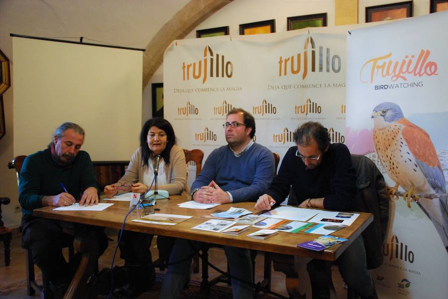 Presentan de la asistencia a la muestra, ayer 