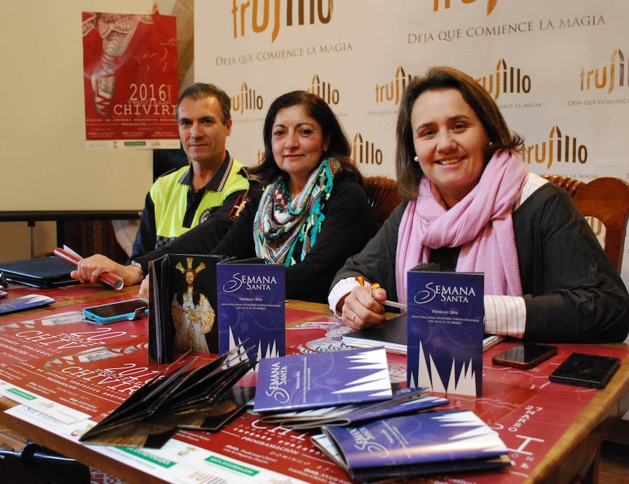 Responsables municipales en la presentación de las medidas 
