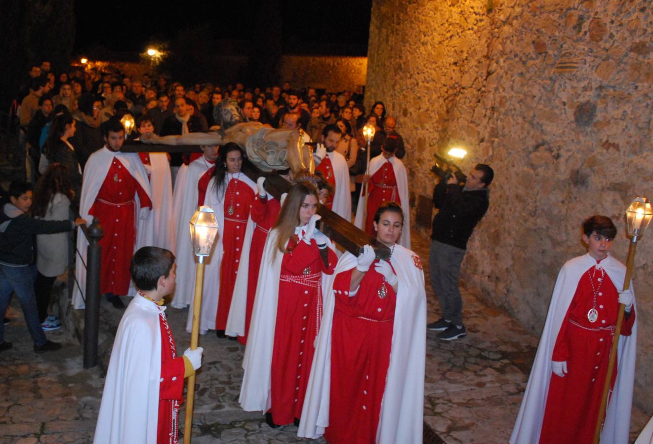 Decenas de devotos desafían al frío en el Vía Crucis por la parte antigua