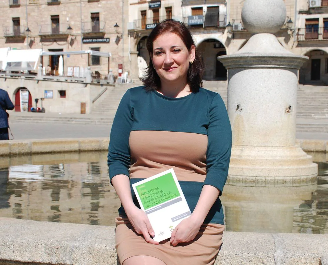 Fátima Pablos, en la plaza Mayor con su libro 