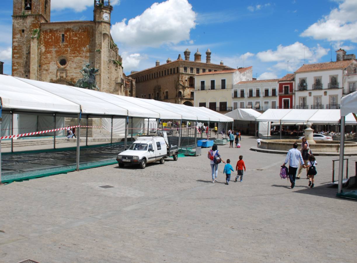 La plaza Mayor ayer, con le montaje de los stands 