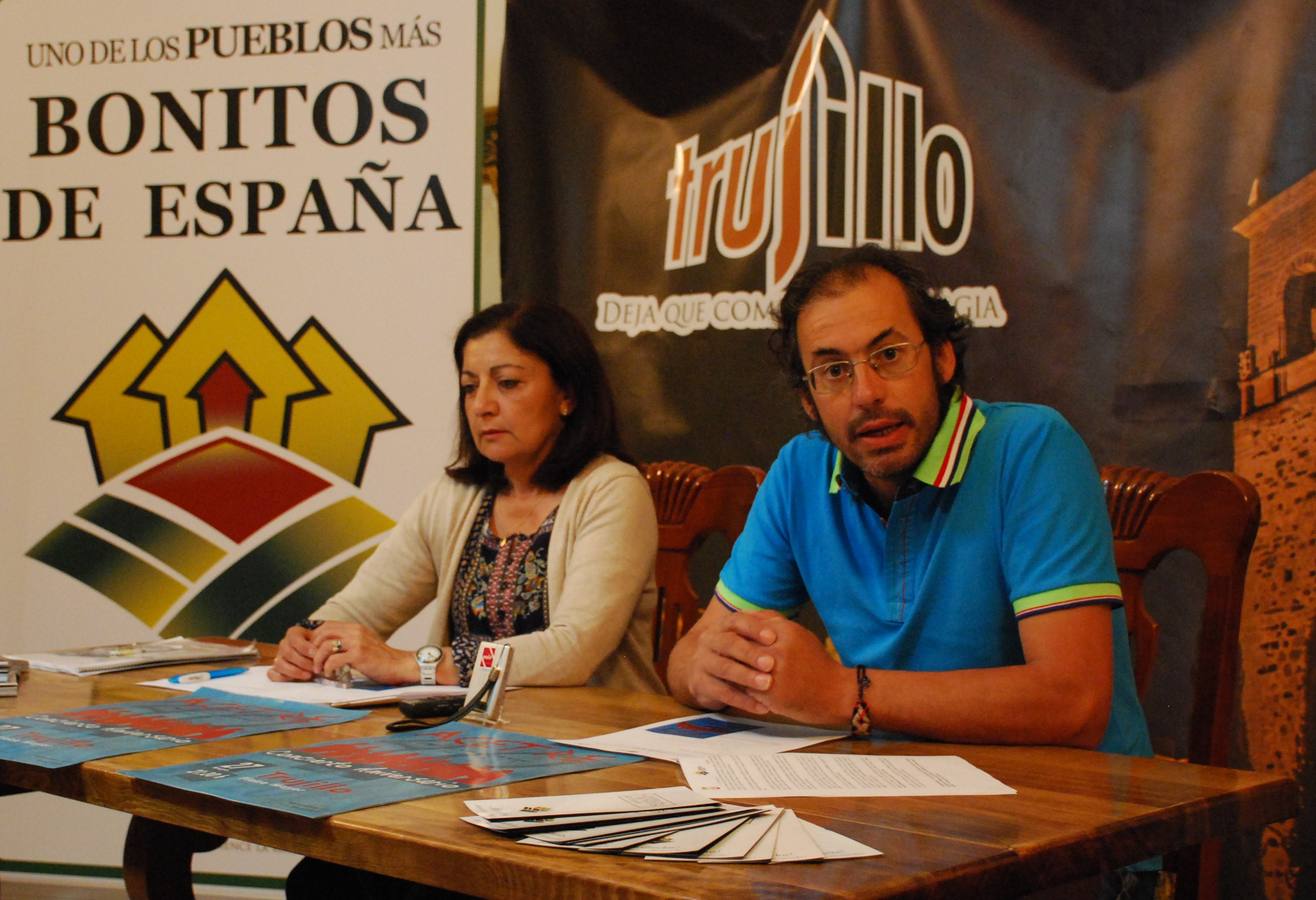 Los ediles Consuelo Soriano y David Pablos, en la presentación del acto 