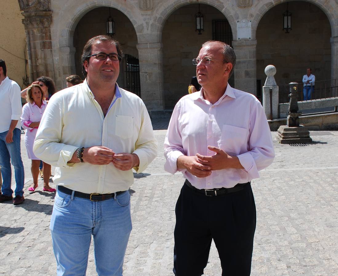 Alberto Caserjo, junto a José Antonio Monago, ayer en su visita a Trujillo 