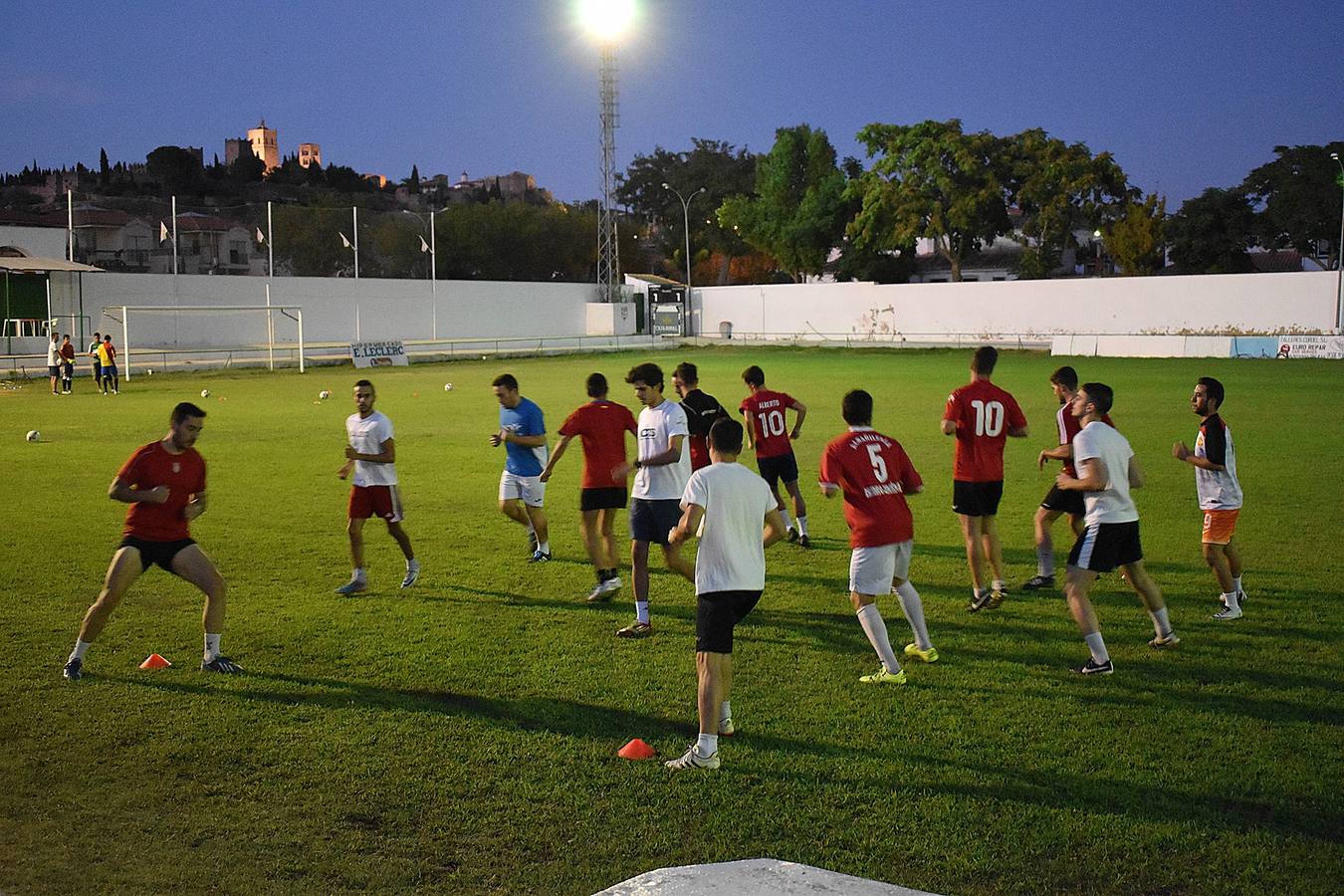 Jugadores entrenando en el campo de fútbol Marifé Barbancho