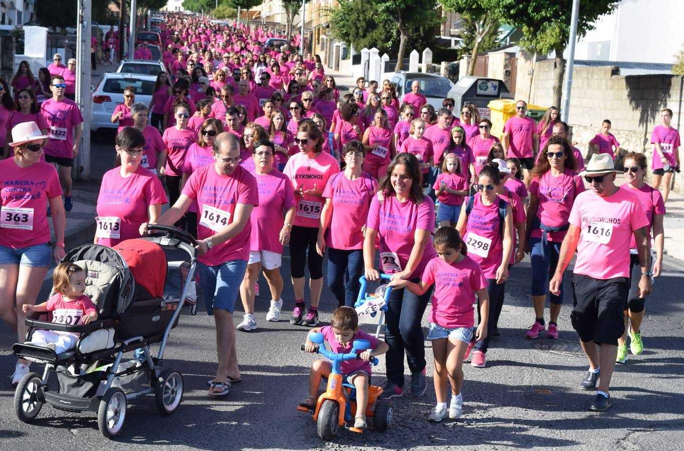 Participantes en la marcha contra el cáncer 