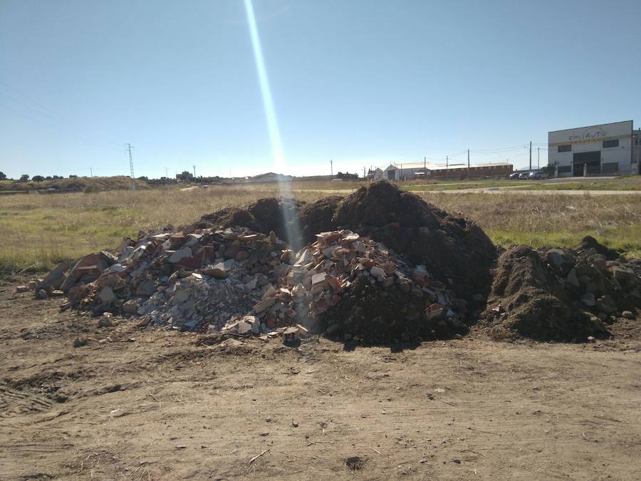 Cascotes tirados en cerca del parque de San Lázaro 