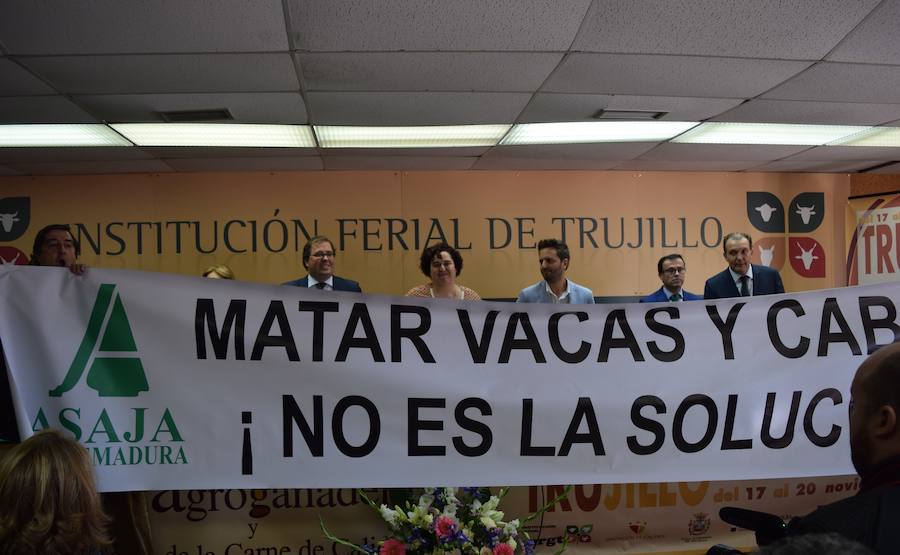 Las autoridades, detrás de la pancarta, sostenida por Ángel García Blanco 