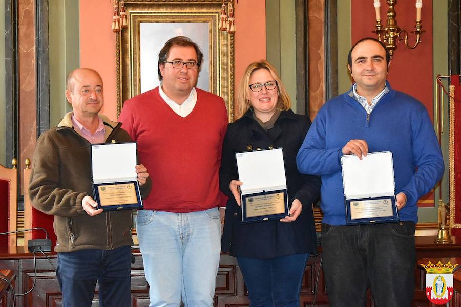 Entrega de los galardones a las dos queserías, junto con el alcalde 