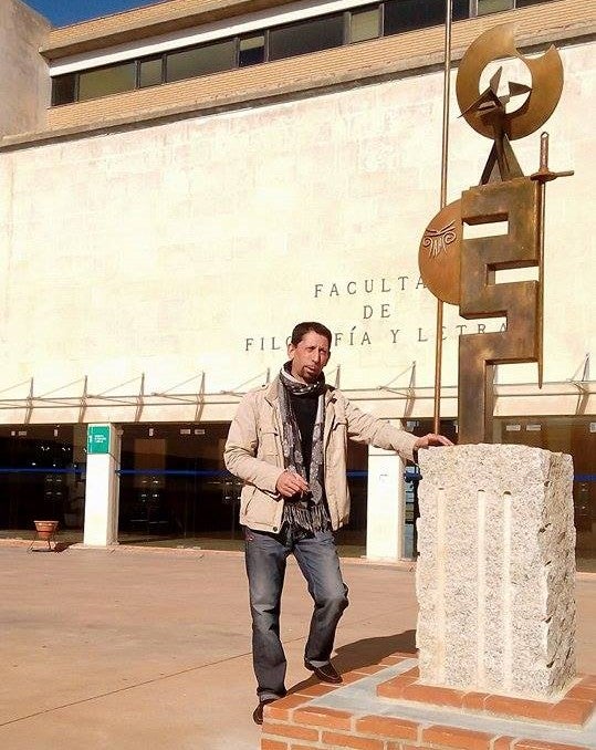 Julio Corrales, con su obra en la Facultad de Filosofía y Letras 