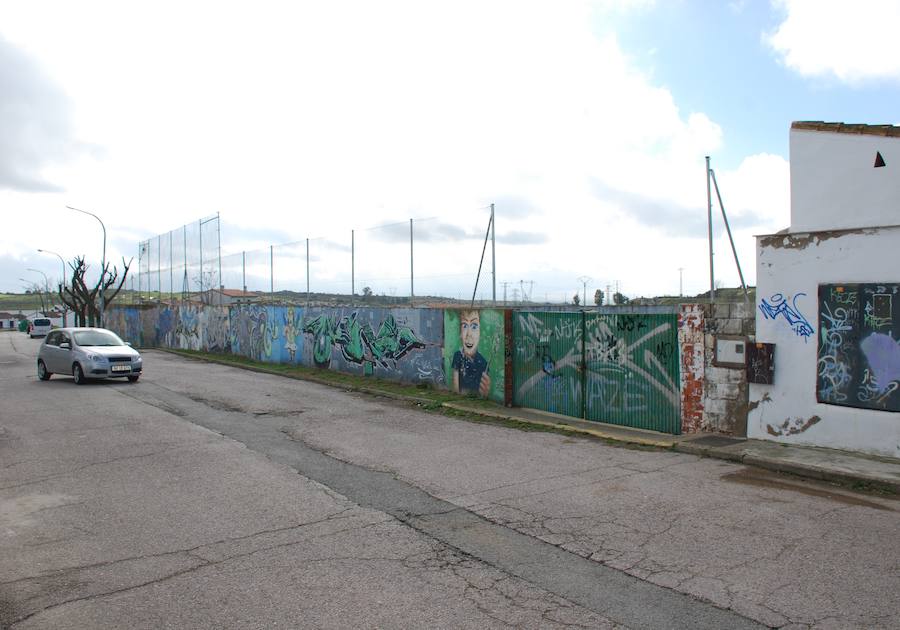 La entrada del campo de fútbol de tierra, donde se ubicará este proyecto deportivo  