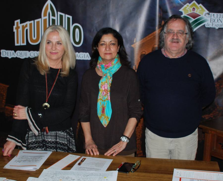 Pepe Cercas junto a la responsable de la Concejalía de Cultura y colaboradora en la organización 