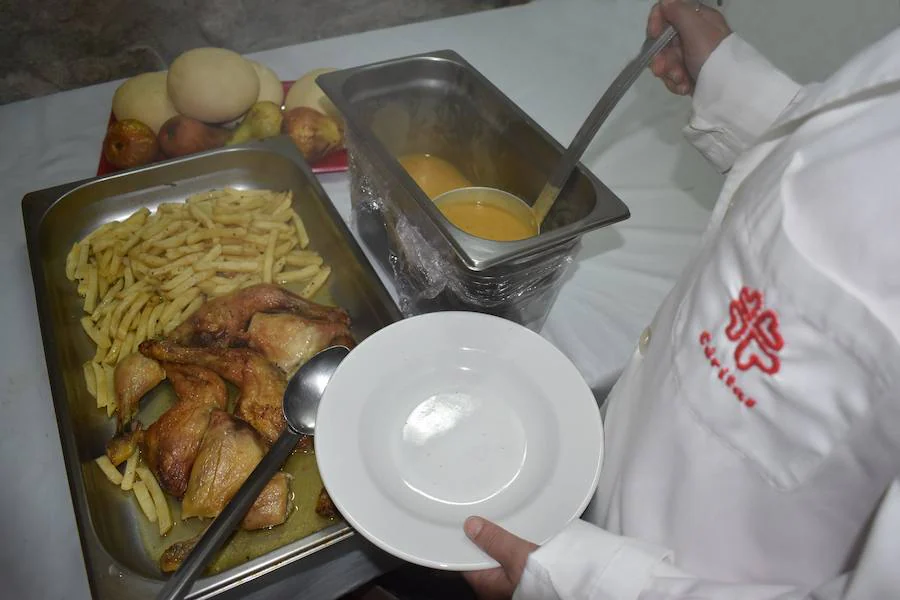 Una de las últimas comidas ofrecidas por Cáritas CEDIDA