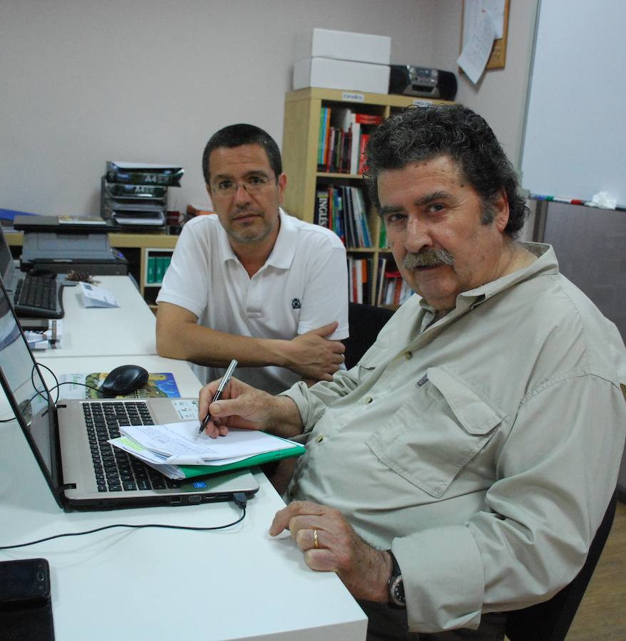 Olegario, junto a su profesor de Informática 