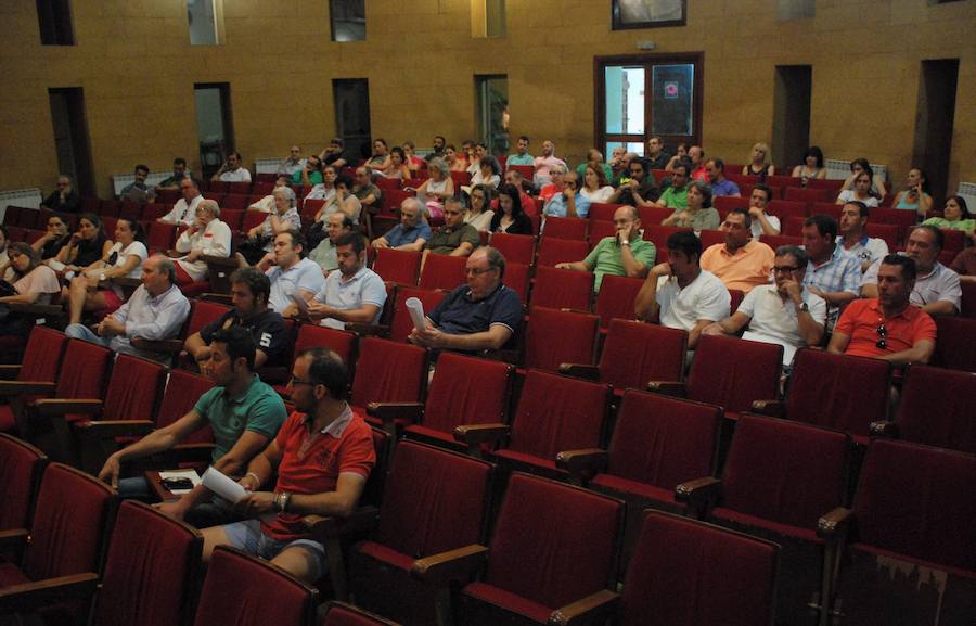 Los empresarios dicen, por ahora, 'no' a una asociación y seguirán con el trabajo de una comisión