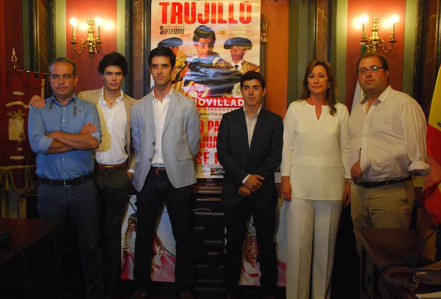 Los novilleros, el empresario, el alcalde y la presidenta de la peña José Rojo 