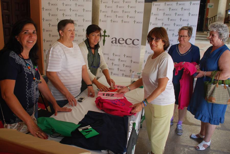 Responsables de la agrupación con la venta de dorsales, ayer por la mañana 