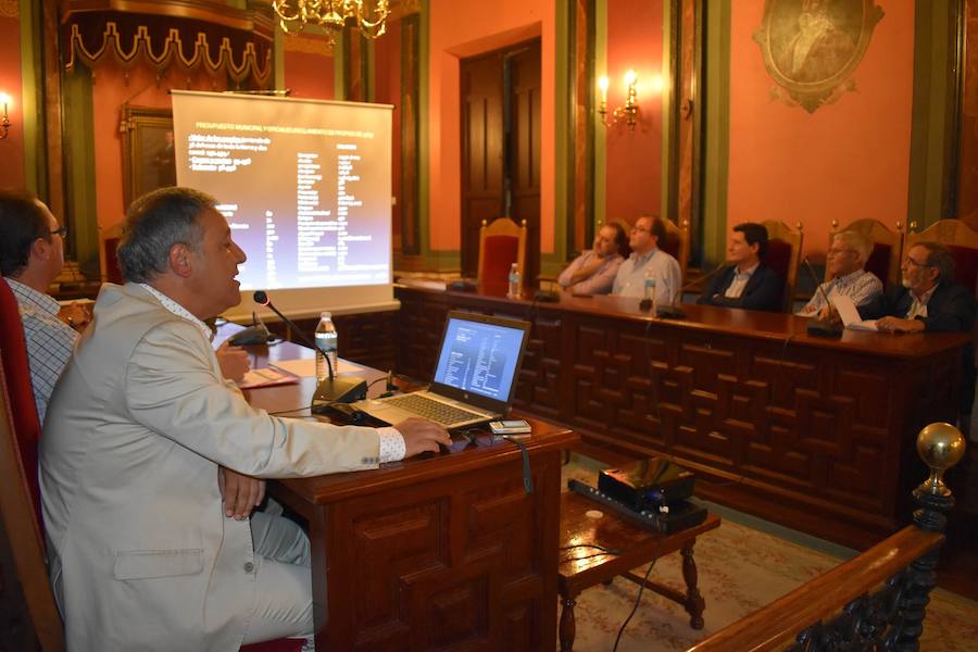 El ponente en su exposición, en el acto inaugural ayer. 