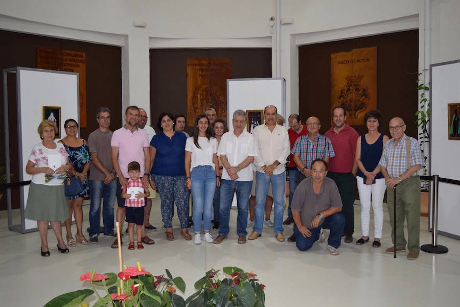 Cofrades y el autor en al inauguración de la exposición. 