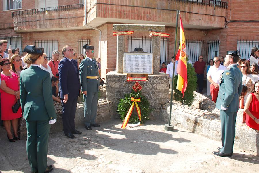 Homenaje a los caídos con el capitán de la Compañía y con el alcalde 