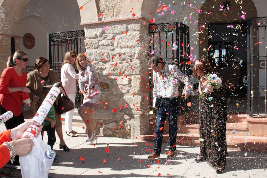 La salida de los novios tras la boda en el Ayuntamiento de Ibahernando 