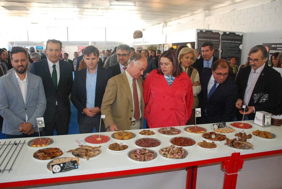 Autoridades en el II Salón de la Carne 